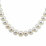 Near-round pearl detail from the original photo of the 8.5–9.5mm white Freshwater cultured pearl necklace; AI-assisted detail view based on the original photo.